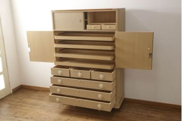 中古　最高級品　伝統工芸品　衣装盆付き　上品なデザインの飾り金具が魅力的な泉州総桐箪笥(胴丸、総桐たんす、引き出し、着物箪笥、衣装箪笥、和タンス、整理タンス)(定価推定約200万円)(R-060627)