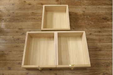 中古　最高級品　伝統工芸品　衣装盆付き　上品なデザインの飾り金具が魅力的な泉州総桐箪笥(胴丸、総桐たんす、引き出し、着物箪笥、衣装箪笥、和タンス、整理タンス)(定価推定約200万円)(R-060627)