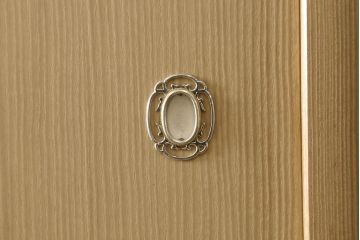 中古　最高級品　伝統工芸品　衣装盆付き　上品なデザインの飾り金具が魅力的な泉州総桐箪笥(胴丸、総桐たんす、引き出し、着物箪笥、衣装箪笥、和タンス、整理タンス)(定価推定約200万円)(R-060627)