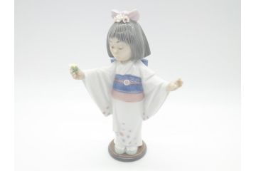リヤドロ　LLADRO　淡い色使いがかわいらしい和装少女の人形(フィギュリン、置物、オブジェ、箱なし)(R-060643)