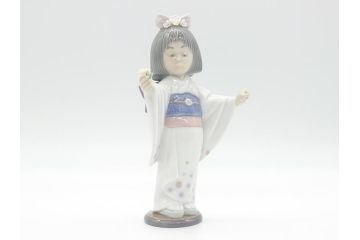リヤドロ　LLADRO　淡い色使いがかわいらしい和装少女の人形(フィギュリン、置物、オブジェ、箱なし)(R-060643)