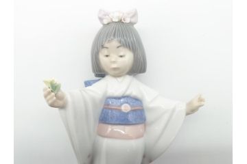 リヤドロ　LLADRO　淡い色使いがかわいらしい和装少女の人形(フィギュリン、置物、オブジェ、箱なし)(R-060643)