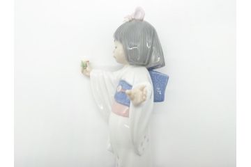 リヤドロ　LLADRO　淡い色使いがかわいらしい和装少女の人形(フィギュリン、置物、オブジェ、箱なし)(R-060643)