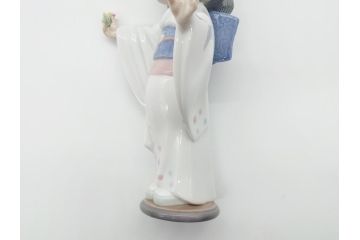 リヤドロ　LLADRO　淡い色使いがかわいらしい和装少女の人形(フィギュリン、置物、オブジェ、箱なし)(R-060643)