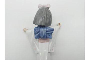 リヤドロ　LLADRO　淡い色使いがかわいらしい和装少女の人形(フィギュリン、置物、オブジェ、箱なし)(R-060643)