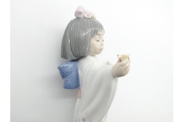 リヤドロ　LLADRO　淡い色使いがかわいらしい和装少女の人形(フィギュリン、置物、オブジェ、箱なし)(R-060643)