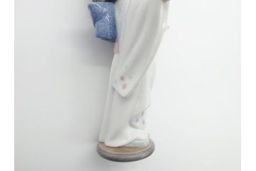 リヤドロ　LLADRO　淡い色使いがかわいらしい和装少女の人形(フィギュリン、置物、オブジェ、箱なし)(R-060643)