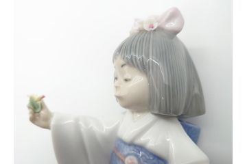 リヤドロ　LLADRO　淡い色使いがかわいらしい和装少女の人形(フィギュリン、置物、オブジェ、箱なし)(R-060643)