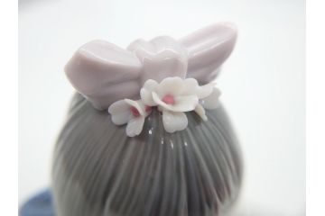 リヤドロ　LLADRO　淡い色使いがかわいらしい和装少女の人形(フィギュリン、置物、オブジェ、箱なし)(R-060643)
