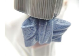 リヤドロ　LLADRO　淡い色使いがかわいらしい和装少女の人形(フィギュリン、置物、オブジェ、箱なし)(R-060643)
