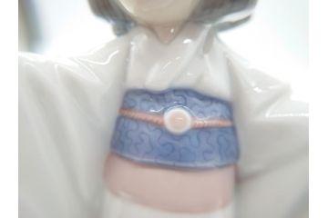 リヤドロ　LLADRO　淡い色使いがかわいらしい和装少女の人形(フィギュリン、置物、オブジェ、箱なし)(R-060643)