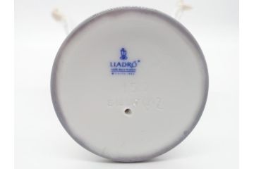 リヤドロ　LLADRO　淡い色使いがかわいらしい和装少女の人形(フィギュリン、置物、オブジェ、箱なし)(R-060643)