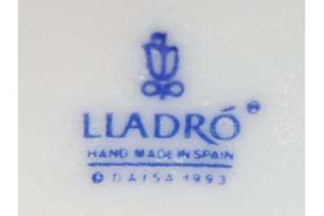 リヤドロ　LLADRO　淡い色使いがかわいらしい和装少女の人形(フィギュリン、置物、オブジェ、箱なし)(R-060643)