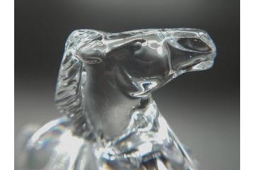 バカラ　Baccarat　美しく躍動的な馬のクリスタルオブジェ(干支、フランス、フルレッドクリスタルガラス)(R-060664)