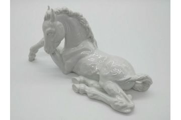 マイセン　MEISSEN　繊細さを感じる美しい白磁人形　伏せる馬(フィギュリン、オブジェ、箱なし)(R-060671)