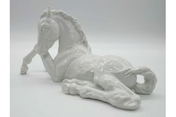 マイセン　MEISSEN　繊細さを感じる美しい白磁人形　伏せる馬(フィギュリン、オブジェ、箱なし)(R-060671)