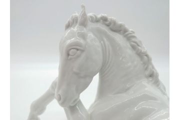 マイセン　MEISSEN　繊細さを感じる美しい白磁人形　伏せる馬(フィギュリン、オブジェ、箱なし)(R-060671)