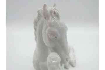 マイセン　MEISSEN　繊細さを感じる美しい白磁人形　伏せる馬(フィギュリン、オブジェ、箱なし)(R-060671)