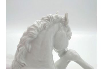 マイセン　MEISSEN　繊細さを感じる美しい白磁人形　伏せる馬(フィギュリン、オブジェ、箱なし)(R-060671)