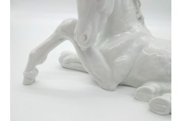マイセン　MEISSEN　繊細さを感じる美しい白磁人形　伏せる馬(フィギュリン、オブジェ、箱なし)(R-060671)