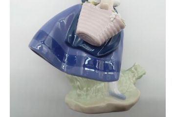 リヤドロ　LLADRO　首をかしげた愛らしい少女　しなやかなフォルムが美しい猫　花籠　リンダ　合計2点セット(フィギュリン、オブジェ、箱なし)(R-060672)