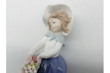 リヤドロ　LLADRO　首をかしげた愛らしい少女　しなやかなフォルムが美しい猫　花籠　リンダ　合計2点セット(フィギュリン、オブジェ、箱なし)(R-060672)