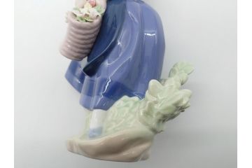リヤドロ　LLADRO　首をかしげた愛らしい少女　しなやかなフォルムが美しい猫　花籠　リンダ　合計2点セット(フィギュリン、オブジェ、箱なし)(R-060672)