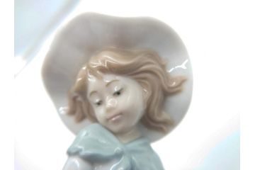 リヤドロ　LLADRO　首をかしげた愛らしい少女　しなやかなフォルムが美しい猫　花籠　リンダ　合計2点セット(フィギュリン、オブジェ、箱なし)(R-060672)