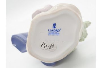 リヤドロ　LLADRO　首をかしげた愛らしい少女　しなやかなフォルムが美しい猫　花籠　リンダ　合計2点セット(フィギュリン、オブジェ、箱なし)(R-060672)