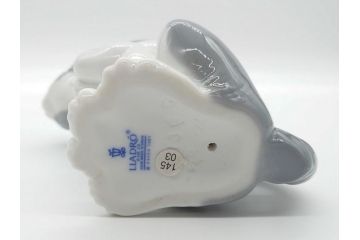 リヤドロ　LLADRO　首をかしげた愛らしい少女　しなやかなフォルムが美しい猫　花籠　リンダ　合計2点セット(フィギュリン、オブジェ、箱なし)(R-060672)
