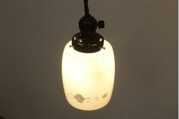 アンティーク照明　昭和レトロ　明かりを点けると浮かび上がるデザインが和の趣あふれるペンダントライト(天井照明、吊り下げ照明、シェード)(R-060677)