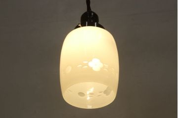 アンティーク照明　昭和レトロ　明かりを点けると浮かび上がるデザインが和の趣あふれるペンダントライト(天井照明、吊り下げ照明、シェード)(R-060677)