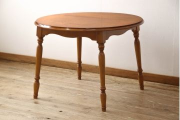 中古　美品　横浜ダニエル(daniel)　幕板と挽き物脚の凝ったデザインが目を惹く丸テーブル(ラウンドテーブル、2人掛け、ダイニングテーブル)(R-060688)