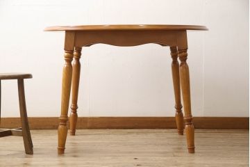 中古　美品　横浜ダニエル(daniel)　幕板と挽き物脚の凝ったデザインが目を惹く丸テーブル(ラウンドテーブル、2人掛け、ダイニングテーブル)(R-060688)