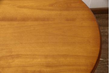 中古　美品　横浜ダニエル(daniel)　幕板と挽き物脚の凝ったデザインが目を惹く丸テーブル(ラウンドテーブル、2人掛け、ダイニングテーブル)(R-060688)