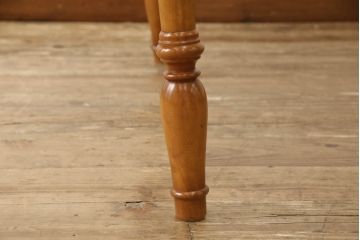 中古　美品　横浜ダニエル(daniel)　幕板と挽き物脚の凝ったデザインが目を惹く丸テーブル(ラウンドテーブル、2人掛け、ダイニングテーブル)(R-060688)