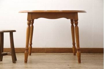 中古　美品　横浜ダニエル(daniel)　幕板と挽き物脚の凝ったデザインが目を惹く丸テーブル(ラウンドテーブル、2人掛け、ダイニングテーブル)(R-060688)