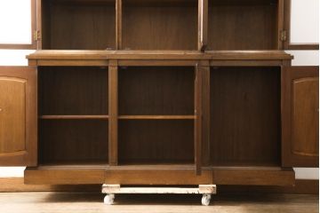 中古　美品　DREXEL HERITAGE(ドレクセルヘリテイジ)　Triune(トライユン)　チャイナ　クラシカルな佇まいのキャビネット(収納棚、戸棚、飾り棚、食器棚、カップボード)(定価約90万円)(R-060689)