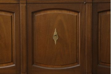 中古　美品　DREXEL HERITAGE(ドレクセルヘリテイジ)　Triune(トライユン)　チャイナ　クラシカルな佇まいのキャビネット(収納棚、戸棚、飾り棚、食器棚、カップボード)(定価約90万円)(R-060689)
