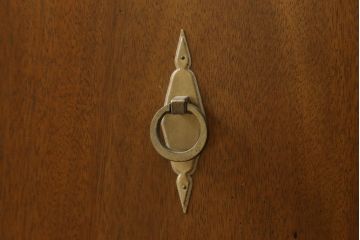 中古　美品　DREXEL HERITAGE(ドレクセルヘリテイジ)　Triune(トライユン)　チャイナ　クラシカルな佇まいのキャビネット(収納棚、戸棚、飾り棚、食器棚、カップボード)(定価約90万円)(R-060689)