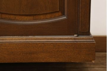 中古　美品　DREXEL HERITAGE(ドレクセルヘリテイジ)　Triune(トライユン)　チャイナ　クラシカルな佇まいのキャビネット(収納棚、戸棚、飾り棚、食器棚、カップボード)(定価約90万円)(R-060689)