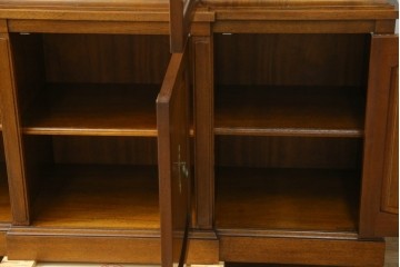 中古　美品　DREXEL HERITAGE(ドレクセルヘリテイジ)　Triune(トライユン)　チャイナ　クラシカルな佇まいのキャビネット　定価約90万円　(R-060689)