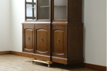 中古　美品　DREXEL HERITAGE(ドレクセルヘリテイジ)　Triune(トライユン)　チャイナ　クラシカルな佇まいのキャビネット　定価約90万円　(R-060689)