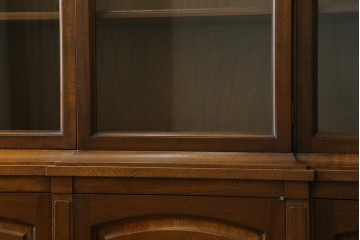 中古　美品　DREXEL HERITAGE(ドレクセルヘリテイジ)　Triune(トライユン)　チャイナ　クラシカルな佇まいのキャビネット　定価約90万円　(R-060689)