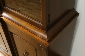 中古　美品　DREXEL HERITAGE(ドレクセルヘリテイジ)　Triune(トライユン)　チャイナ　クラシカルな佇まいのキャビネット　定価約90万円　(R-060689)