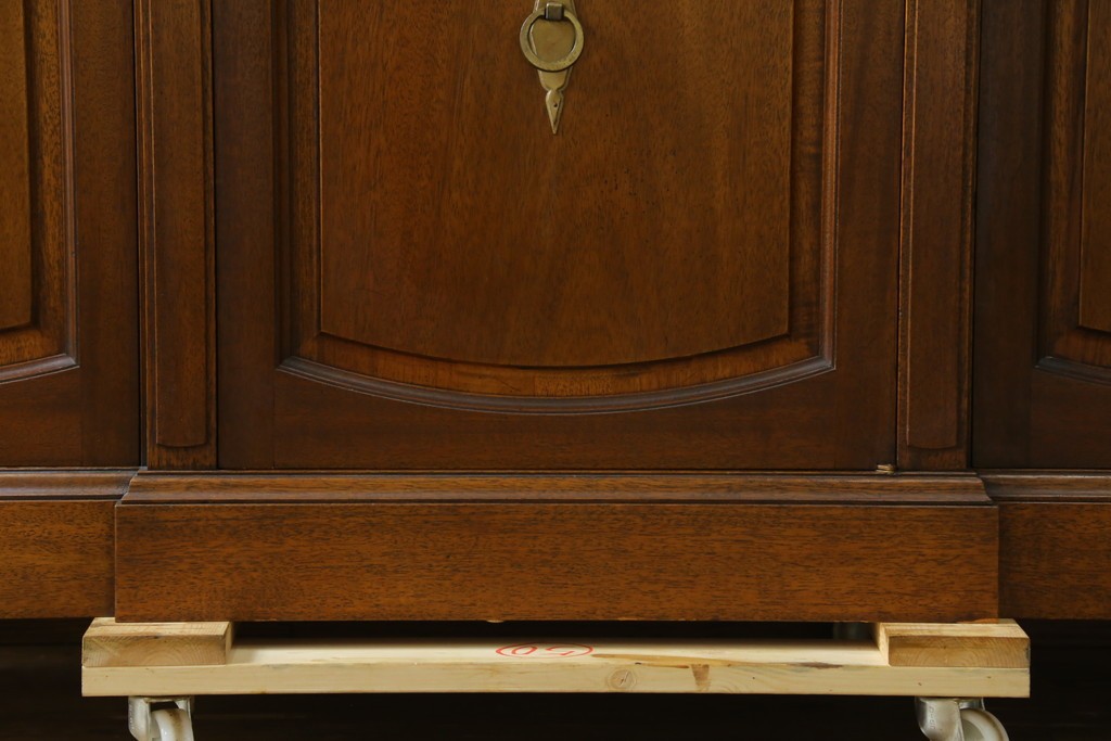 中古　美品　DREXEL HERITAGE(ドレクセルヘリテイジ)　Triune(トライユン)　チャイナ　クラシカルな佇まいのキャビネット　定価約90万円　(R-060689)