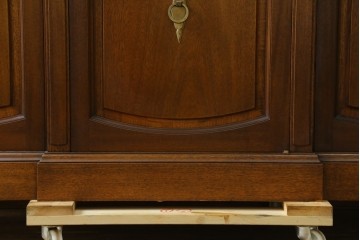 中古　美品　DREXEL HERITAGE(ドレクセルヘリテイジ)　Triune(トライユン)　チャイナ　クラシカルな佇まいのキャビネット　定価約90万円　(R-060689)