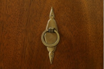 中古　美品　DREXEL HERITAGE(ドレクセルヘリテイジ)　Triune(トライユン)　チャイナ　クラシカルな佇まいのキャビネット　定価約90万円　(R-060689)