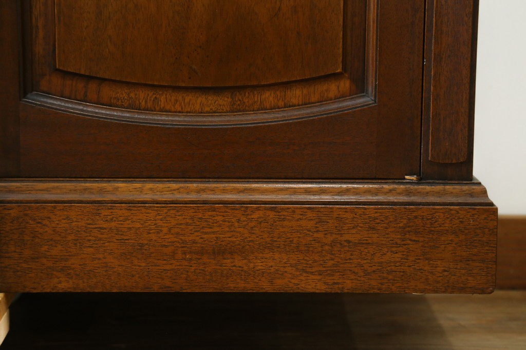 中古　美品　DREXEL HERITAGE(ドレクセルヘリテイジ)　Triune(トライユン)　チャイナ　クラシカルな佇まいのキャビネット　定価約90万円　(R-060689)