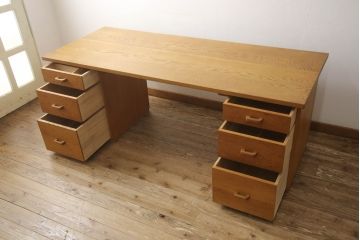 中古　高級品!!　国産手造り　分厚いナラ無垢材が使われた、あたたかみが感じられる大型両袖机(ニーホールデスク、サイドボード、テーブル、在宅ワーク用、在宅用、ワークデスク、オフィスデスク、作業台)(定価推定約65万円)(R-060690)
